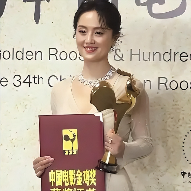 离春节不到2月，52岁辛柏青高调传出喜讯，朱媛媛终于可以放心了