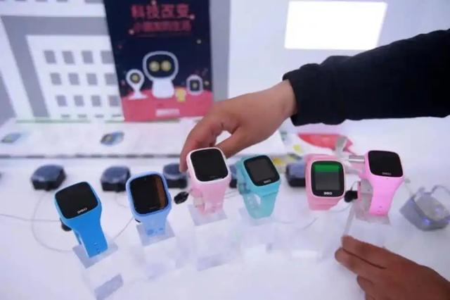 小天才大搞“儿童社交”，灰色产业进入，是否该回归本质功能？