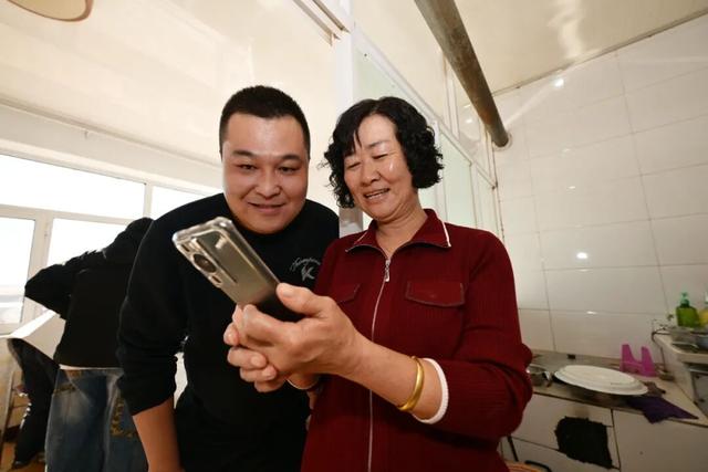 点火发射前，中国最年轻航天员父母的38小时