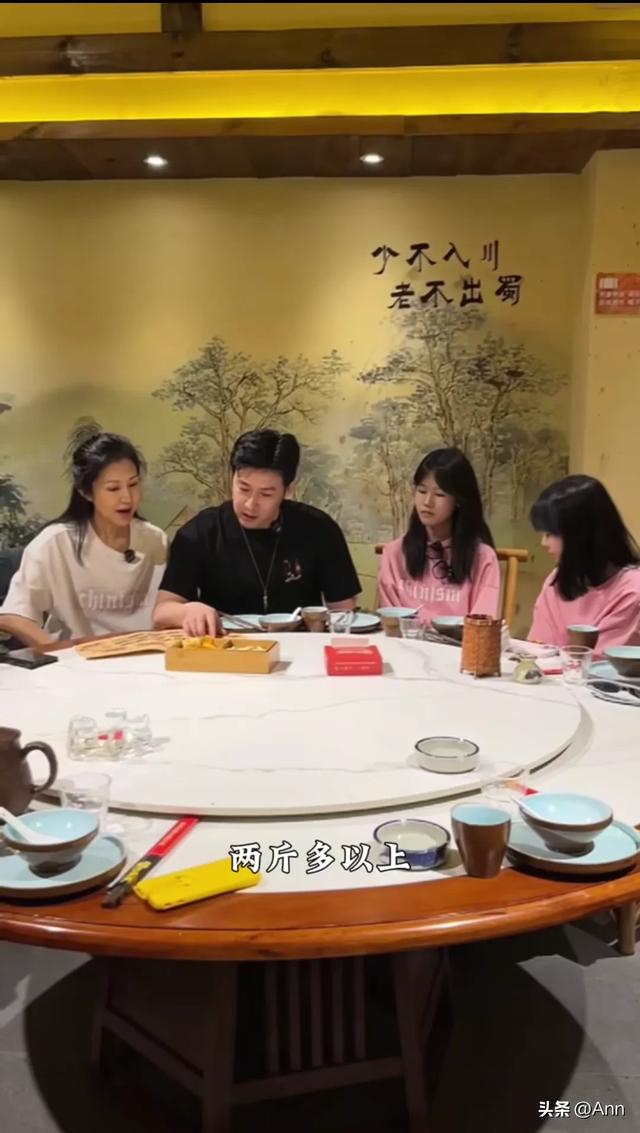 陆毅一家逛完都江堰后打卡鳖有洞天吃甲鱼 小叶子两眼放光萌萌的！