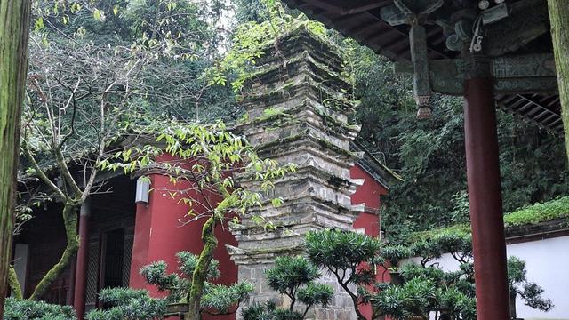 云南千年古寺，矗立深山，有唐代禅杖，元代石碑，千手观音