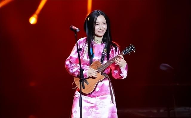 她连上4次春晚，和恩师同居怀孕，被骗流产，57岁依然无人敢娶