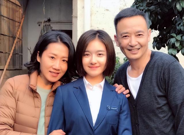 她凭《伪装者》火出圈，54岁不婚不育，母亲是她坚强的后盾！