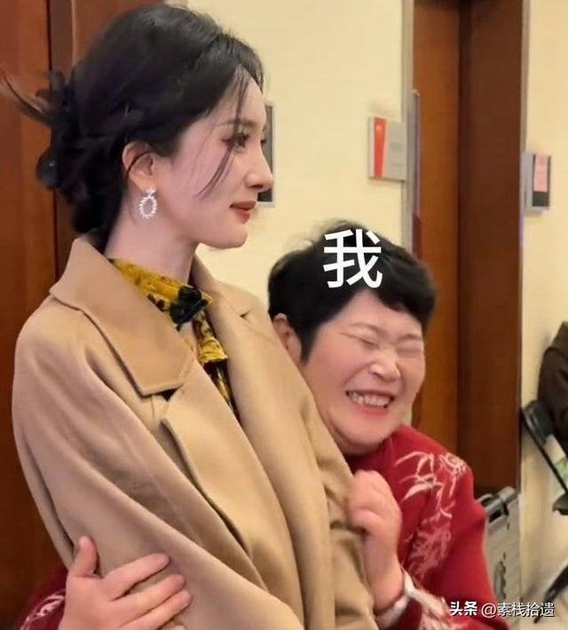 房主任搂着杨幂给女儿录视频，杨幂爽快答应，她激动的要抱杨幂