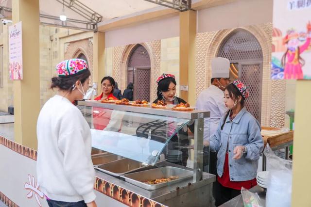 兴汉胜境，歌舞美食集市人气爆棚