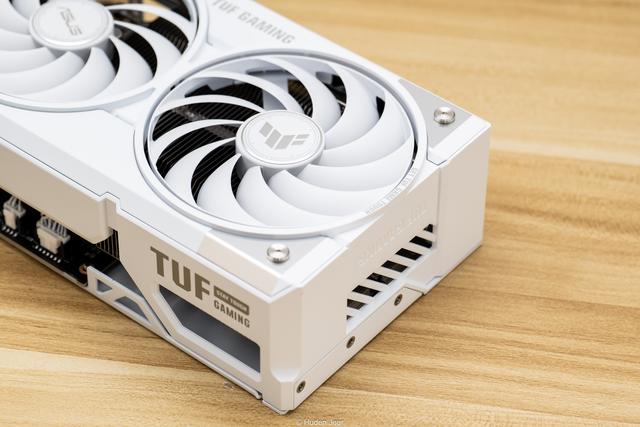 极地坚冰！华硕TUF RTX 5070Ti O16G白色游戏实测