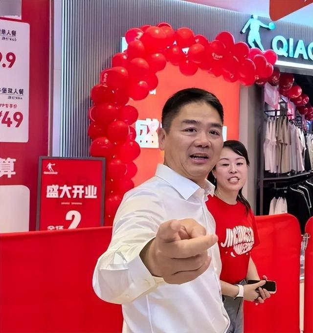 刘强东发放年货现场曝光，令人恶心的一幕出现	，当场被人制止