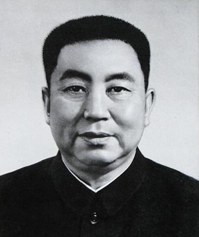 1980年华国锋处境不佳，许老将军在会上发声：华主席从不虚与委蛇