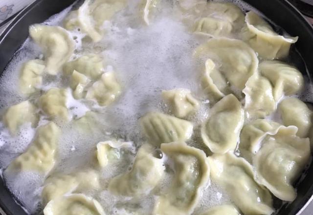 煮饺子时，水开下锅就错了，教你一招，饺子鲜嫩好吃不破皮