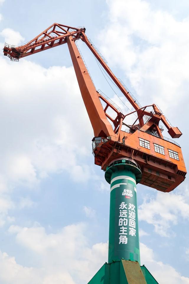 上海市区唯一小岛火了！二次元遇见百年工业记忆，小红书RED LAND书写永不落幕的城市创新