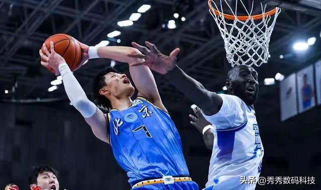 三节崩盘！残阵北京男篮遭上海逆转	，许利民关键换人酿惨败