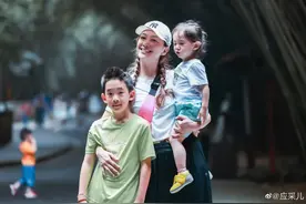 好久不见陈小春应采儿的小儿子，总被当成女孩？图片
