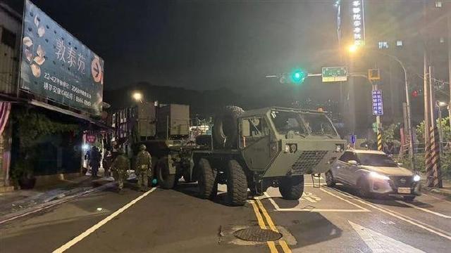 台军演现重大伤亡！事故接二连三，导弹车意外卡巷，自行火炮撞车