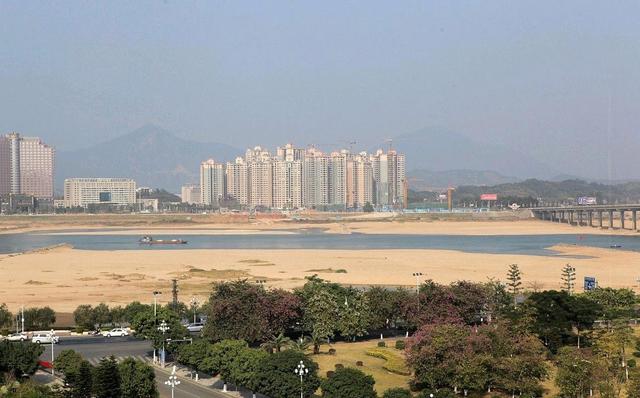 广东“巨无霸”地级市，面积比广州、湛江都大，人口不到深圳13