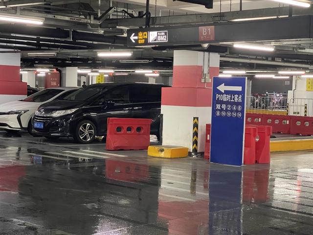 网约车司机带走乘客行李箱？索要10 元路费遭拒，竟把行李送派出所还迷路半小时，律师回应