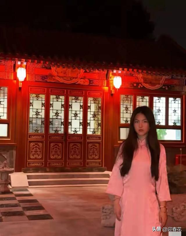 王诗龄晒自家北京小院，大半夜穿旗袍拍照，面无表情上演中式恐怖
