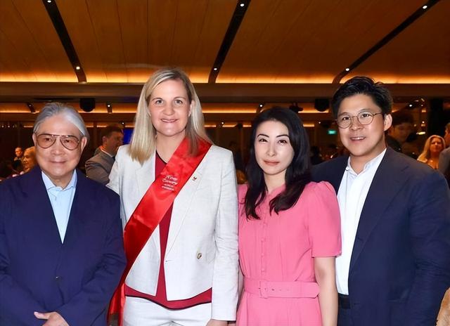 霍震霆没想到，自己千辛万苦给霍启刚找的媳妇，竟狠狠“拿捏”他