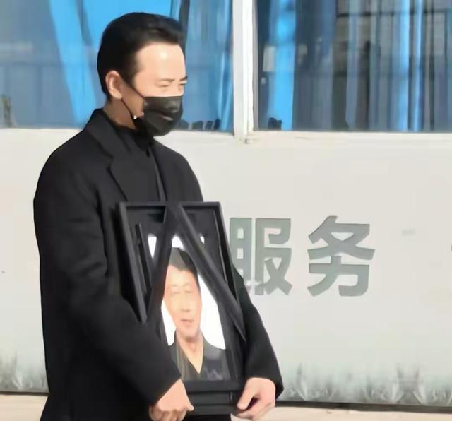 唐嫣送公公骨灰上车！罗晋捧遗像，亲友透露：唐嫣一直搀扶着罗晋
