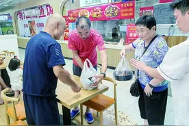 从摊贩手中接过新鲜食材，你就可以拎着热乎的现炒饭菜回家，菜市场“代炒” 正在走进我们的生活图片