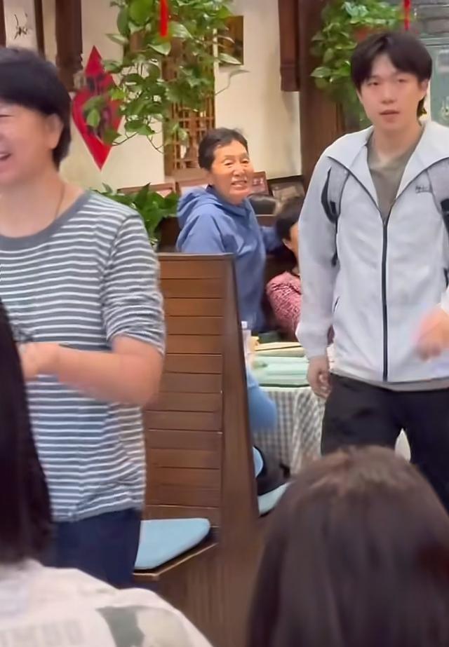 王楚钦让老板娘赚大了，喜笑颜开的在前面带路，为牛冠凯点赞