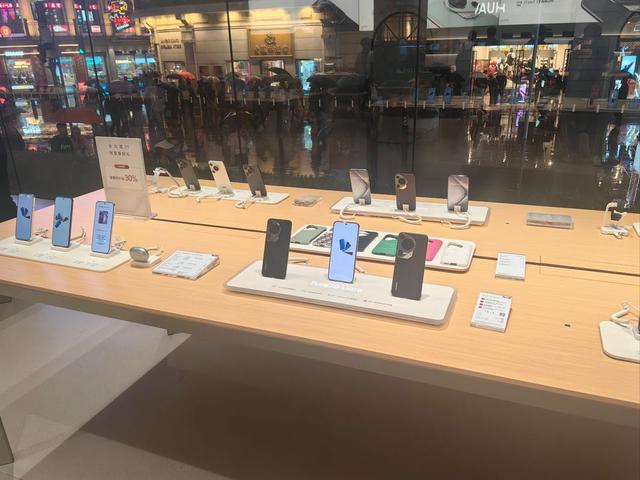 旗舰机疯狂降价，千元机配置“越级”，中端机被两头夹击，太难了