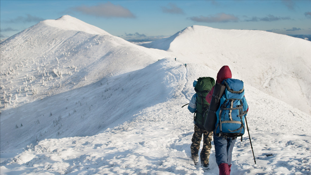 女大学生徒步雪莲峰，因失温瘫倒在雪山上，队友不离不弃极限救援