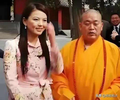 李湘万万没想到，释永信刚塌房，自己一张'黑丝短裙照'火了！