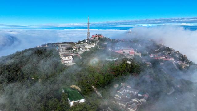 秋雨之后，泰山之巅云海翻涌似仙境