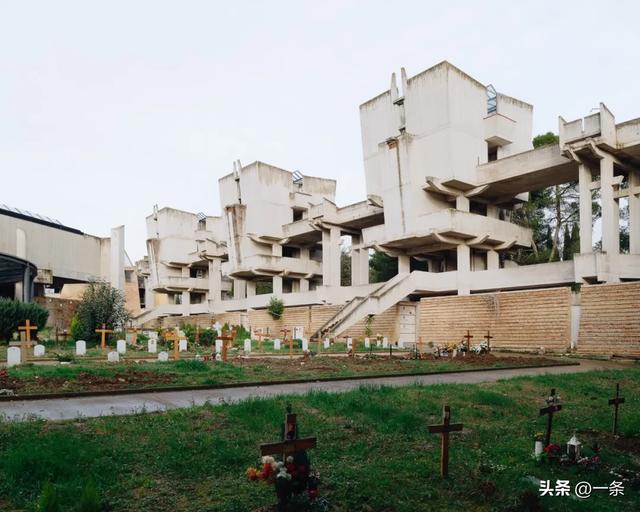 中国95后，爱上逛墓园