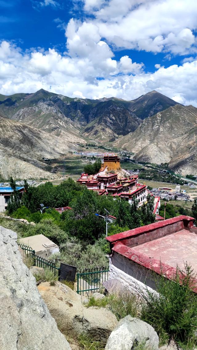 两登拉萨色拉寺后山，上升600米，山顶海拔4200米，经幡飘扬