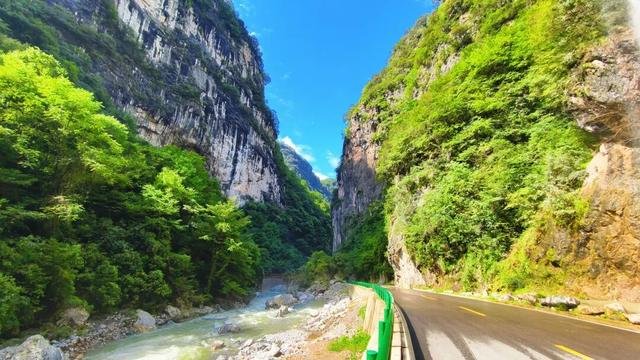 漫步嘉陵江峡谷群景区 定格时光里的风景画卷