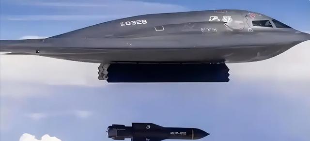 出大事！美国亮杀手锏：F-35搭载核弹起飞，毒刀已伸到中俄脖子下