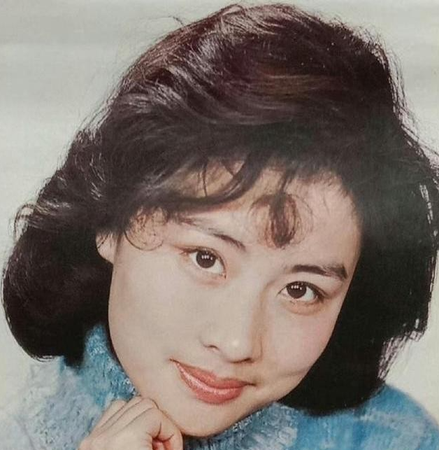 她一嫁演员祝延平，二嫁杜淳老爸杜志国，如今老了与儿子相依为命