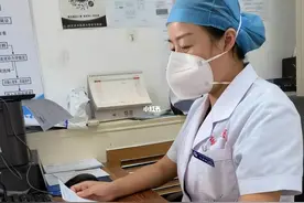 64岁女子每天都会嚼绿茶吃，一年后，医院检查身体有3变化图片