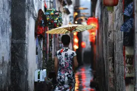 男人穿旗袍不伦不类？蕾丝立领+紧致收腰，网友评论区一片叫好图片