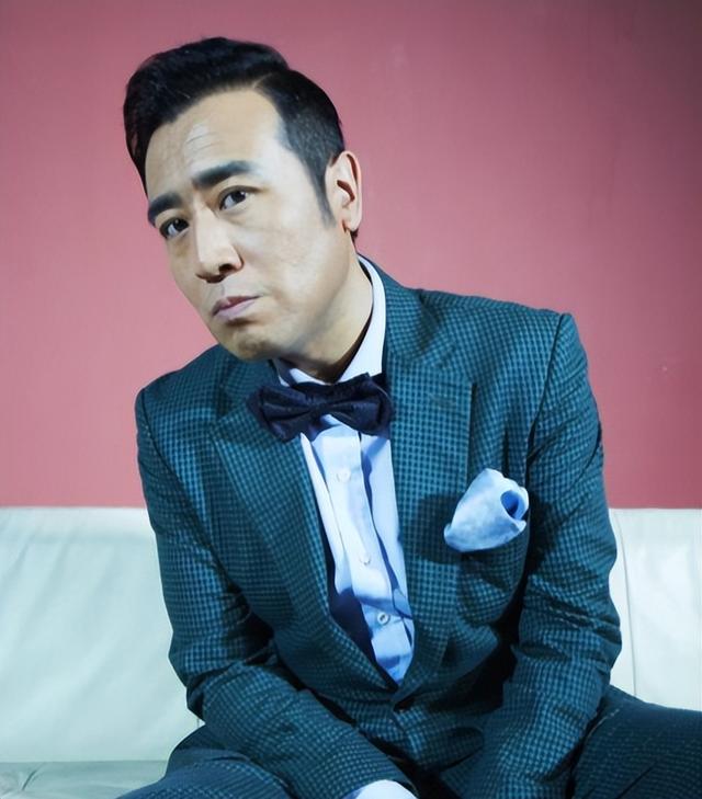 3岁丧父，吃姐姐奶水长大，成名后为8个哥姐买房，如今成为大明星