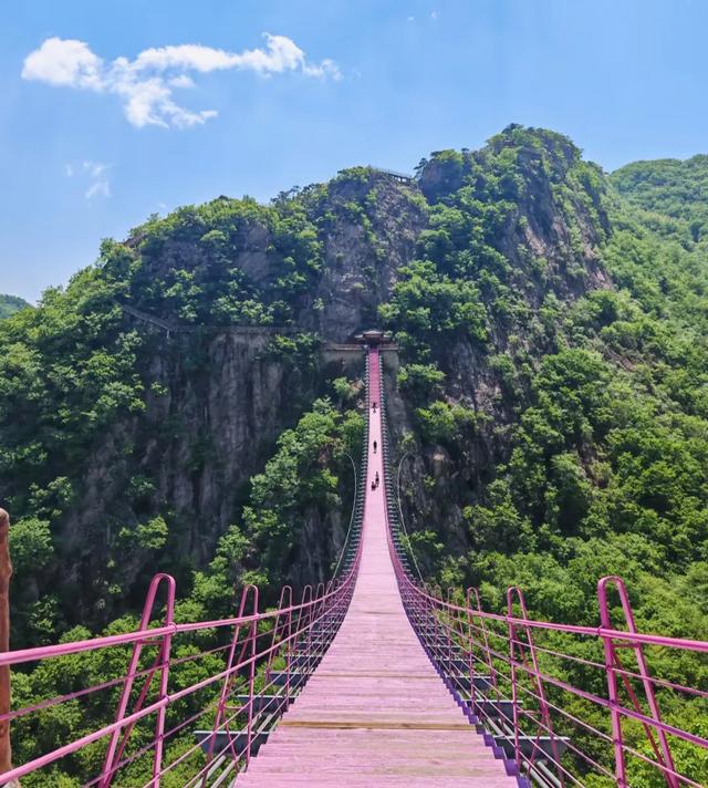 辽宁丹东凤城市凤凰山，这有老牛背和夹扁石，以险峻著称