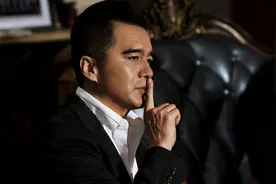 他曾风流成性，四次结婚，4任妻子全是女演员，如今却成妻管严图片