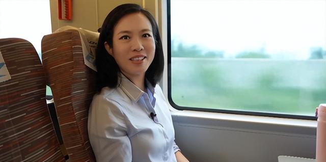 阅兵解说员揭秘，原来是他们俩，都是我们熟悉的央视著名主持人