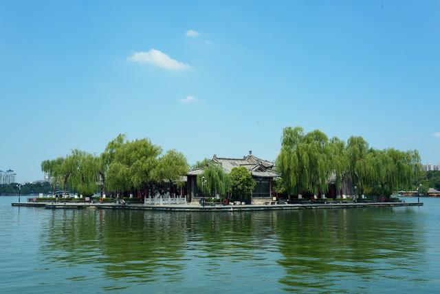 老两口自驾游济南，来的值了