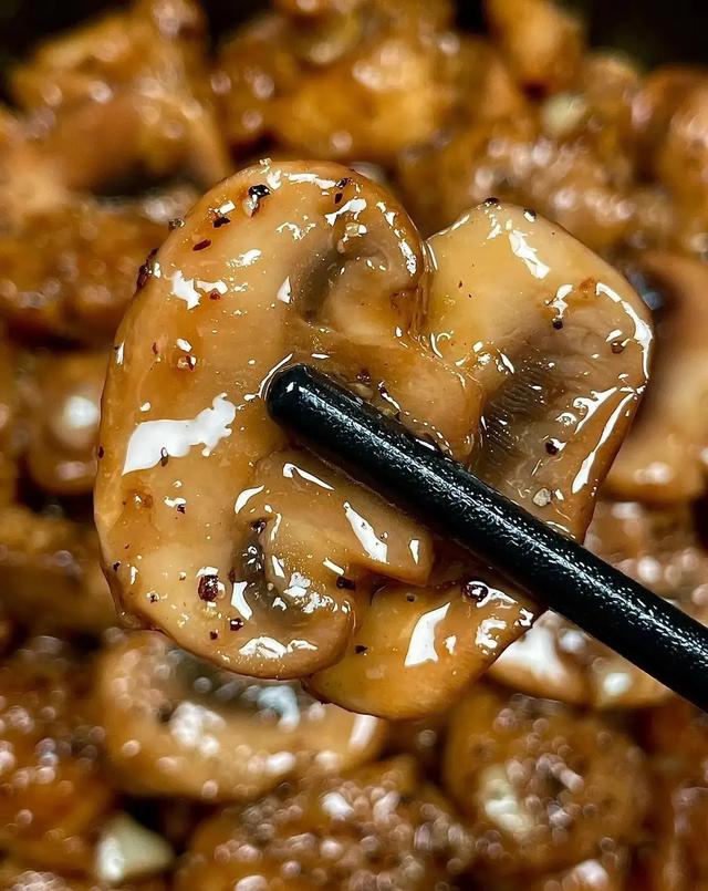 钾是土豆的36倍，建议中老年隔天吃一次，对肝脏好，腿脚更有劲！