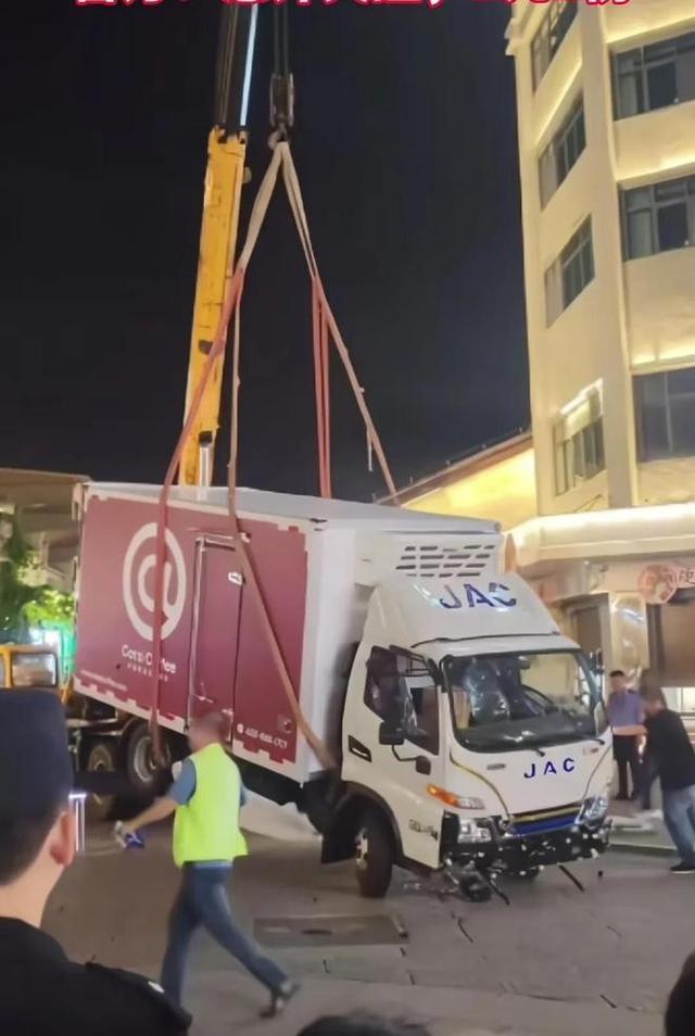 货车冲进奶茶店后续！两位女性被压死 仅30多岁，颜值很高长相漂亮