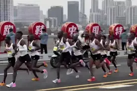 2024武汉马拉松黑人全程遥遥领先，其余3万人陪跑，网友质疑不断图片
