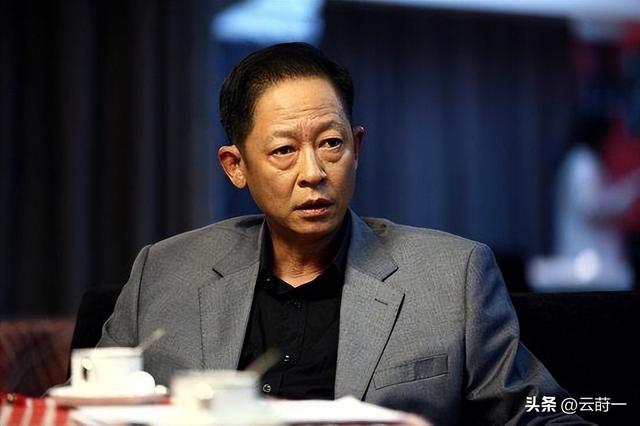 59岁王志文新照流出，肚腩突出耳朵异常，网友猜测患有心脏类疾病