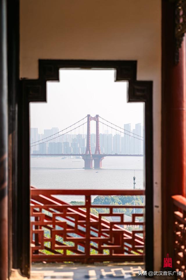 爬一座高不过百米的山，却能看到武汉最“豪横”的景。