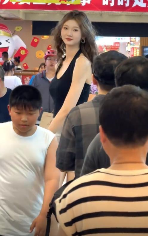 东北长春女孩身高2.26米，貌美如花，妈妈却天天发愁：没人敢追