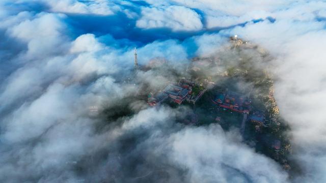 秋雨之后，泰山之巅云海翻涌似仙境