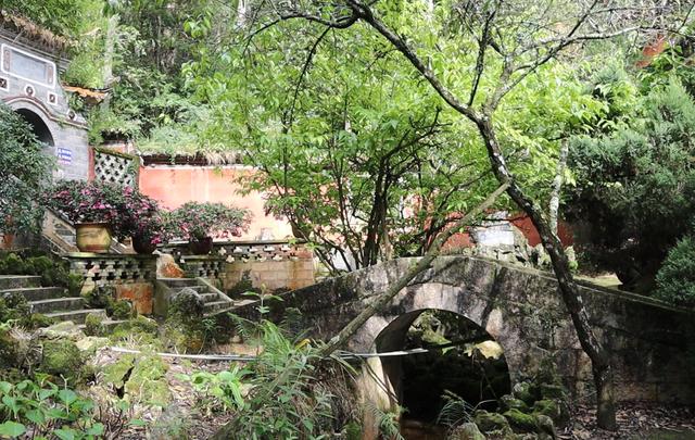 明代白龙寺，徐霞客到此一游，百年茶花，白龙盘锯而成潭