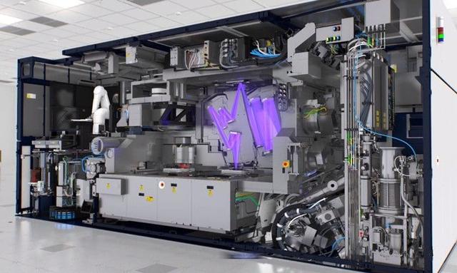 让中国造不出芯片？荷兰下狠手，禁售光刻设备，这是要逼死ASML