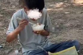 河南一考生中午不去吃饭，在小树林席地而坐，真相却令人心酸！图片